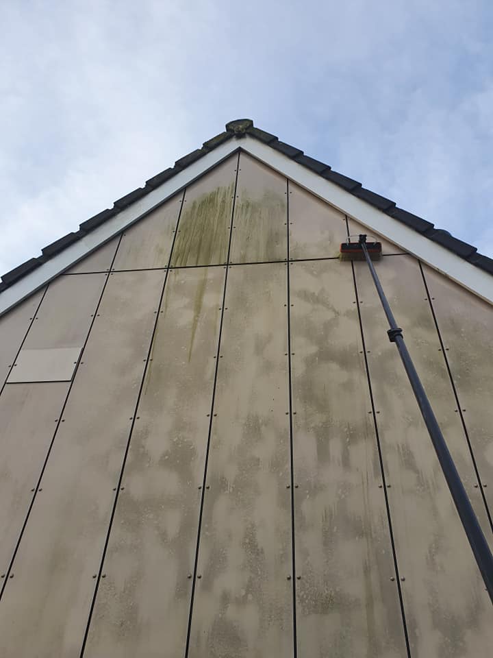gevelbeplating laten reinigen